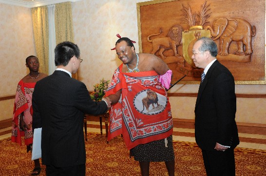 陳大使經銓於9月12日下午前往史國王宮，焦秘書國恩晉見史王