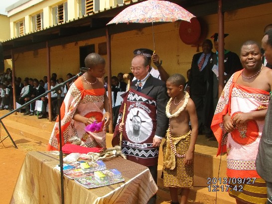 為陳大使經銓披上史國國服及穿戴傳統配飾