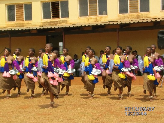 Ntfonjeni National High School向陳大使獻上史國傳統少女舞