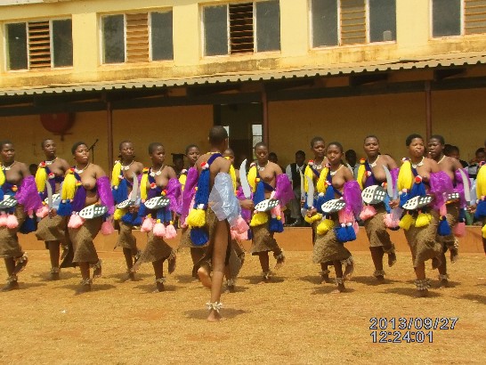 Ntfonjeni National High School向陳大使獻上史國傳統少女舞
