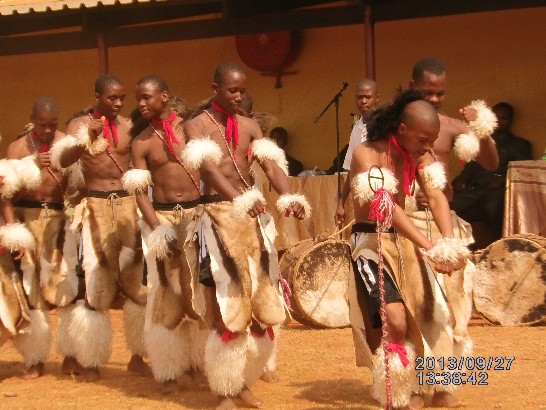 Ntfonjeni National High School向陳大使獻上史國傳統勇士舞