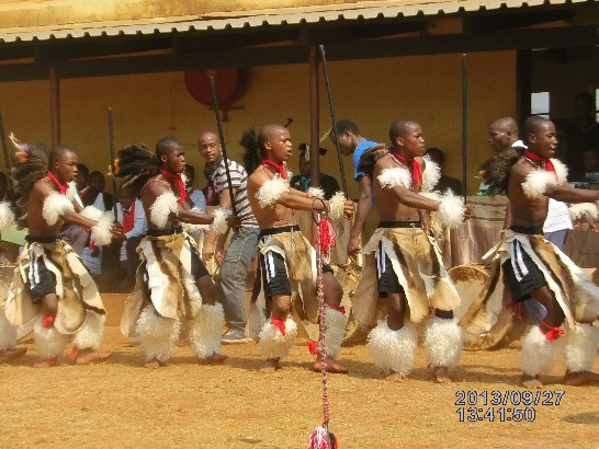 Ntfonjeni National High School向陳大使獻上史國傳統勇士舞