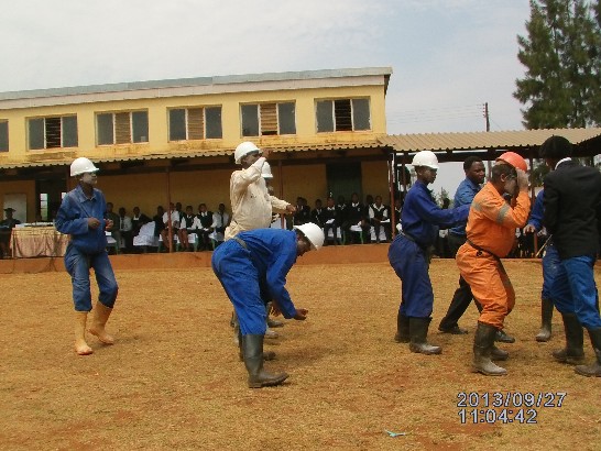 9月27日陳大使經銓及夫人應邀前往Ntfonjeni National High School參加年度頒獎典禮