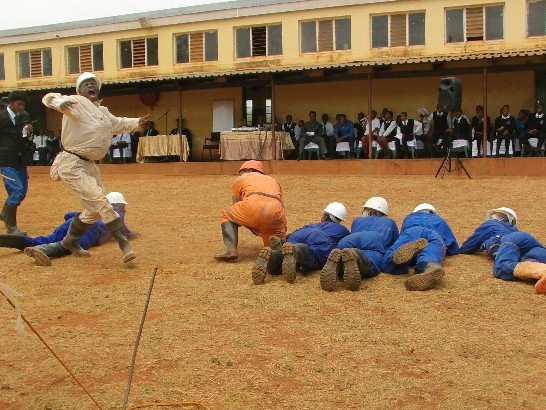 9月27日陳大使經銓及夫人應邀前往Ntfonjeni National High School參加年度頒獎典禮