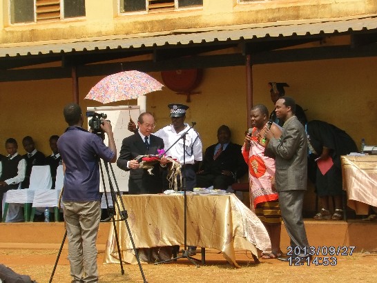 9月27日陳大使經銓及夫人應邀前往Ntfonjeni National High School參加年度頒獎典禮