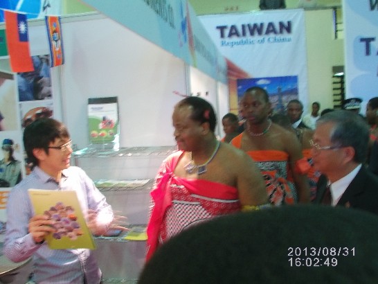 史王於8月31日前往商展臺灣館滅火器材攤位參觀，蔡大使明耀及夫人陪同並從旁導覽說明。