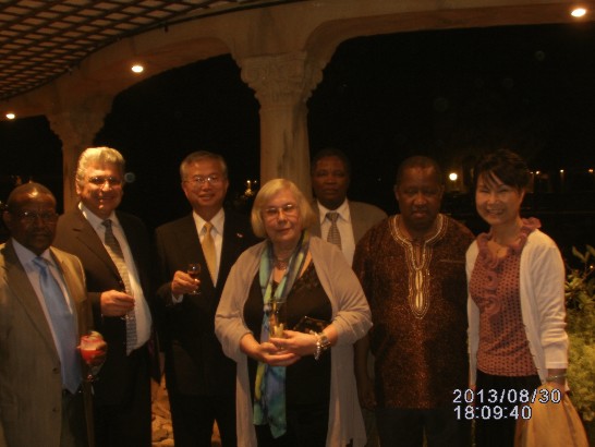 蔡大使明耀及夫人在Summerfield晚宴時與使節團成員合影。