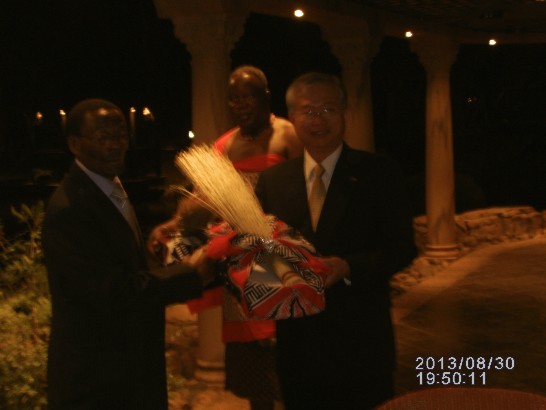 史國外交部代理部長贈紀念品給蔡大使明耀