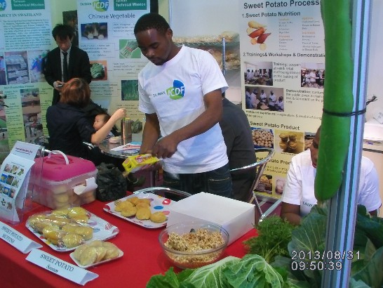 8月31日史國首都Mavuso國際展覽館臺灣館，技術團提供訪客試吃