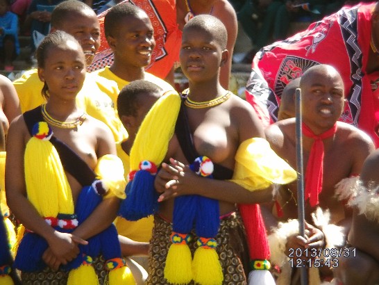 8月31日史國首都Mavuso國際展覽館商展開幕典禮，史王與蔡大使欣賞傳統少女舞