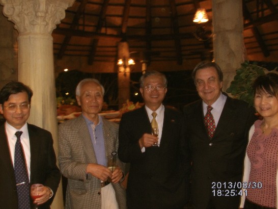 蔡大使明耀及夫人在Summerfield與義大利及南韓名譽領事合影。