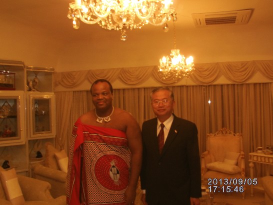 蔡大使明耀9月5日偕館員李參事四平、蔣副參事嘉一、曾秘書曉峰及焦秘書國恩應邀前往前往傳統行政王宮Ludzidzini向史王辭行。