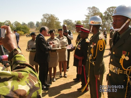 蔡大使明耀於9月3日(我軍人節)主持史國國防軍樂儀隊訓練成果驗收，頒發結業證書給成績優異的史國軍官及士兵。