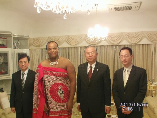 蔡大使明耀9月5日偕館員李參事四平、蔣副參事嘉一、曾秘書曉峰及焦秘書國恩應邀前往傳統行政王宮Ludzidzini向史王辭行。