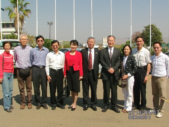 蔡大使明耀及夫人林玲玉女士於9月7日上午11時搭機離史，館員李參事四平、蔣副參事嘉一、曾秘書曉峰、焦秘書國恩、王主事崇英、施秘書勵明及陳秘書國榮機場送行。