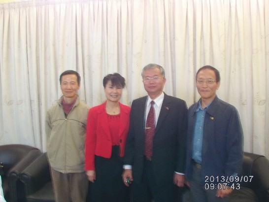 蔡大使明耀及夫人林玲玉女士於9月7日上午11時搭機離史，駐史職訓中心黎經理俊謙及饒專家發崋前來機場送行。