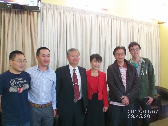 蔡大使明耀及夫人林玲玉女士於9月7日上午11時搭機離史，球隊周總經理及隊友前來貴賓室送行。 