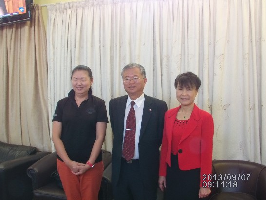 蔡大使明耀及夫人林玲玉女士於9月7日上午11時搭機離史，駐史職訓中心林專家玫前來送行。