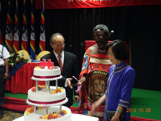 103年國慶酒會陳大使經銓夫婦與史王代表Mguqiso親王合切國慶蛋糕