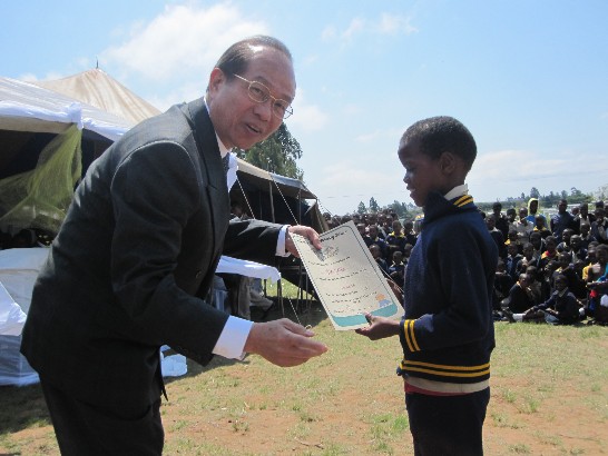 陳大使經銓於10月23日頒獎Nokuthula  Alliance  Church  Primary  School成績優異學生