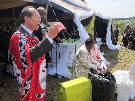 陳大使經銓贈送Mr.  Joubert  H.  Dlamini教師紅包並解說紅包禮俗