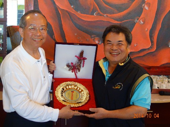 旅史高爾夫球協會舉辦的103年國慶杯高球賽最遠距獎：廖副團長學聰