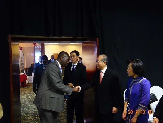 陳大使經銓夫婦於103年國慶酒會上迎接祝賀貴賓