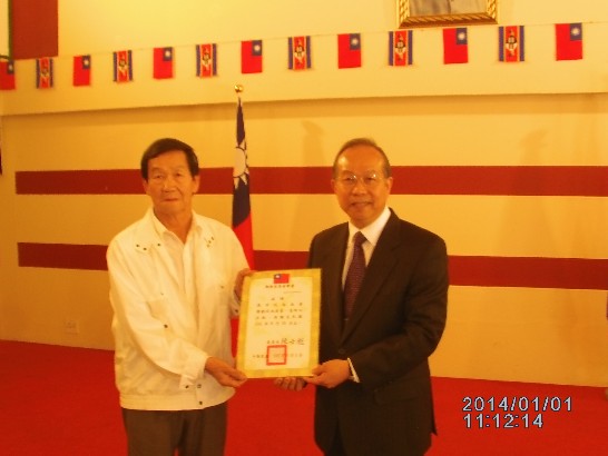 駐館陳大使經銓轉頒僑務委員會年度僑務僑務榮譽職證書，本年度於史瓦濟蘭聘請侯僑務顧問志良及黃僑務顧問祥和，張僑務促進委員平民擔任榮譽職，陳大使對渠等出錢出力義務為僑界服務感到敬佩，榮譽職證書僅彰顯渠等熱心服務僑社及協助推動僑務工作。