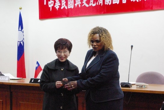 立法院副院長洪秀柱(左)開心贈禮給史瓦濟蘭國會副議長戴絲特(右)。