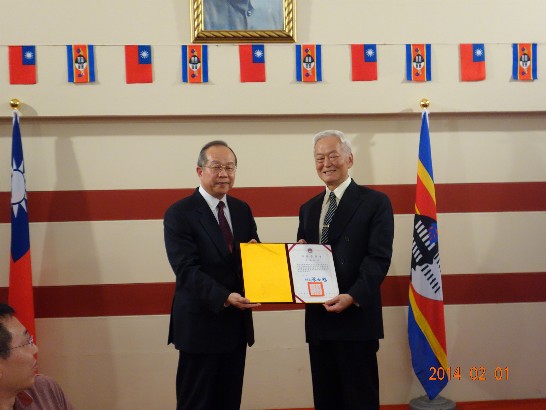 陳大使代頒僑務委員會三等華光專業獎章證書予侯顧問志賢