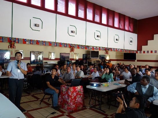 家扶基金會史國分處於大使館禮堂舉辦成果發表會鍾澤胤簡報情形