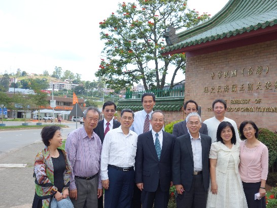 陳大使經銓(左4)與林僑務顧問宗明(左2)、台商立恩公司董事長胡莉芸及幹部Jenny 謝、吳蜀中以及美國加州徐忠昌牧師及邱英義傳教士於大使館前合影。