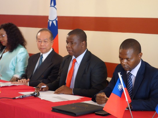 4月10日駐史瓦濟蘭大使陳經銓援贈史國典禮，史國ICT部長恩曼達致感謝詞