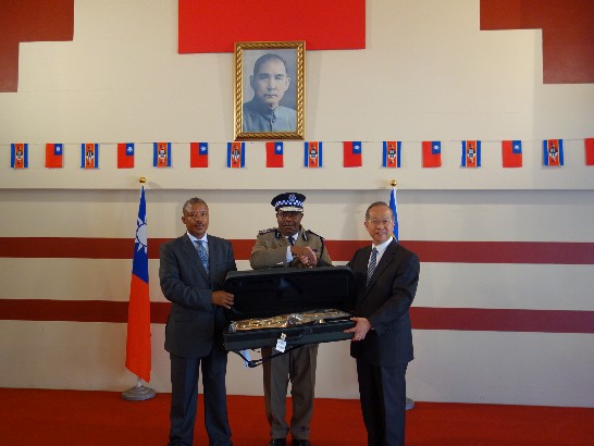 陳大使經銓代表政府援贈史國警察樂器