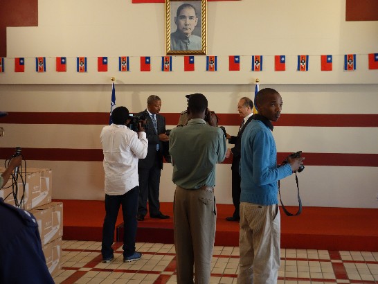 陳大使經銓、史國國家警察總監及經企部政次於公開儀式上援贈史國警察樂器