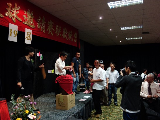 第19屆非南高爾夫球邀請賽侯廣靈抽中南非僑領陳量成提供之珠寶大獎