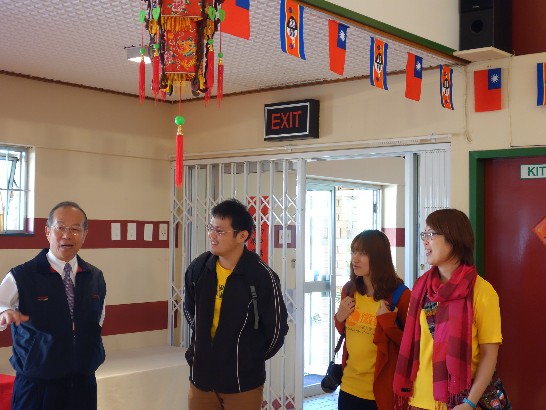 5月14日微客公益行動協會(One Challenge One Change)副處長黃晏姿訪團參觀大使館禮堂，陳大使經銓向訪團介紹說明。