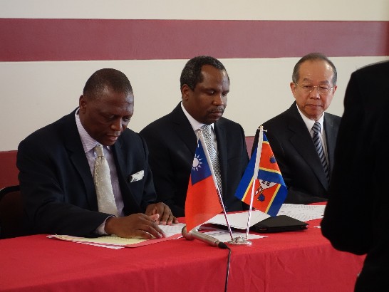 5月15日史國體育文化暨青年事務部長甘帕拉感謝我政府之援贈