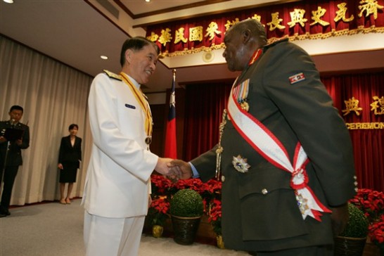 參謀總長高廣圻上將贈勳史瓦濟蘭國防軍司令索班圖中將(2)