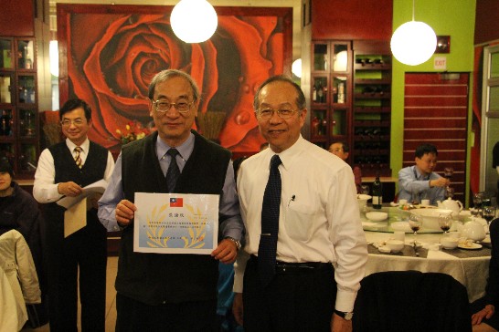 7月8日陳大使贈感謝狀予李主任俊年
