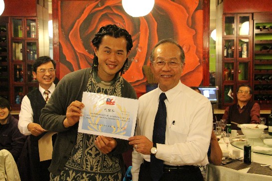 7月8日陳大使贈感謝狀予替代役男郭柏賢