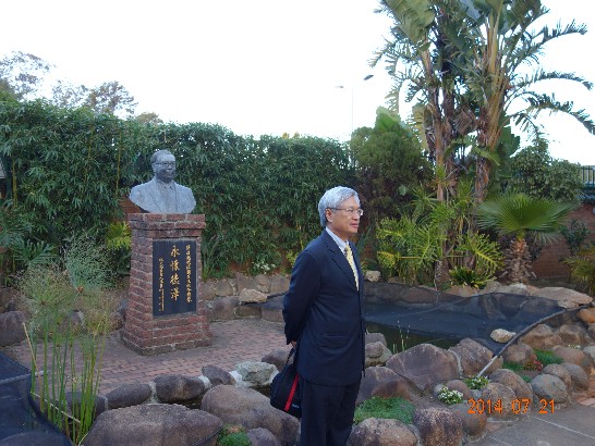 立法院外交及國防委員會史瓦濟蘭王國訪問團於7月21日前往駐史瓦濟蘭大使館參訪。邱委員文彥與經國先生銅像合影。
