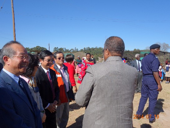 李參事四平(左3)及杜團長繼誠(左4)歡迎總理戴巴尼伉儷蒞臨