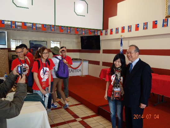 陳大使與北醫志工江宜臻合影