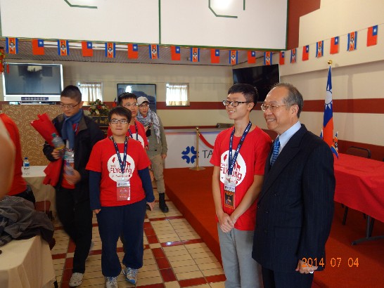 陳大使與北醫志工范閎皓合影