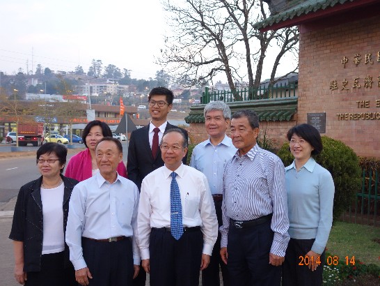 家扶基金會何素秋執行長，偕同劉炳榮、張信次及蔡敏文三位董事與秘書室黃淑玲主任，平安抵達史瓦濟蘭前往駐史大使館拜會陳大使並合影留念