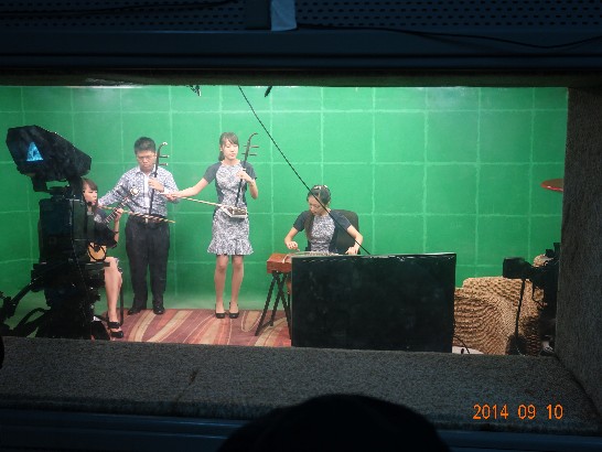 青年大使團接受史國電視台專訪即席演出