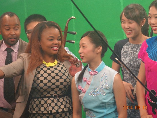 青年大使團接受史國電視台專訪後合影