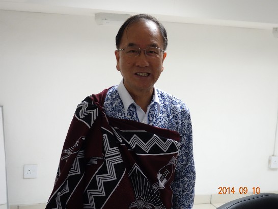 文化部長歡迎青年大使團前往拜會該部並贈史國傳統服飾予領隊張總領事回部辦事萬陸