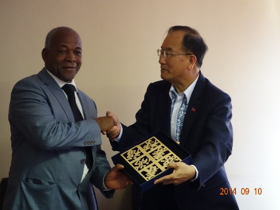 青年大使團拜會史國教育部長，張領隊代表該團贈送部長禮品